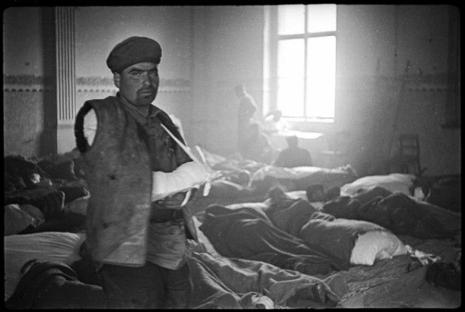Раненый солдат в госпитале, где-то на окраине Берлина. Германия, Апрель, 1945 год.