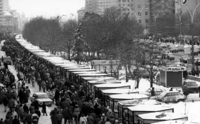 Уличная торговля на проспекте Калинина в Москве в начале 1990х