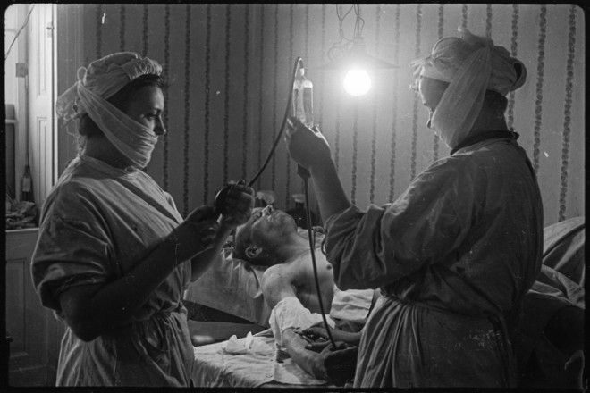 Переливание крови в военном госпитале. Берлин, 1945 год.