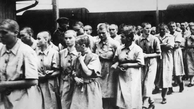 Женщины-заключенные Освенцима, которых отобрали для работ, 1944 год