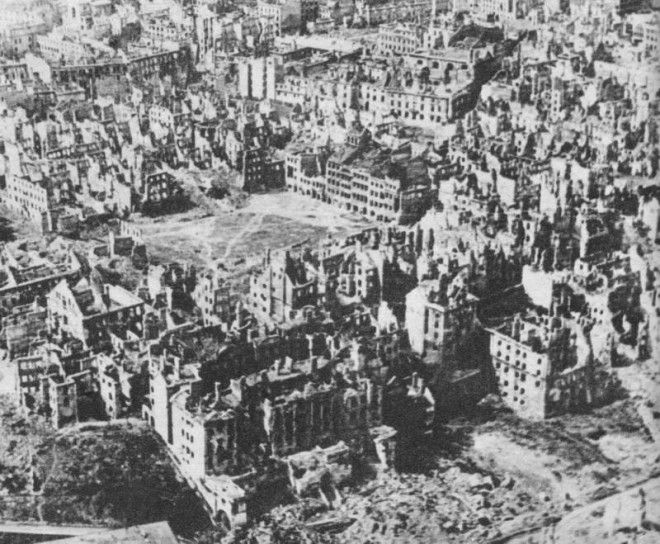 Warszawa w styczniu 1945 - Stare Miasto po powstaniu warszawskim; foto: Wikipedia