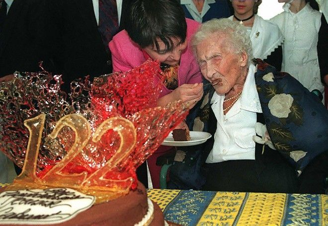 21 fvrier 1997 Arles de Jeanne Calment dgustant un gteau au chocolat que lui offre sa curatrice MariePierre Maraini lors de son 122me anniversaire