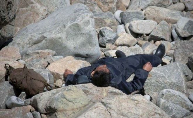 Мужчина уснул на камнях.