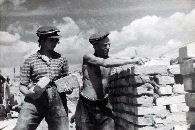 Pracownicy podczas odbudowy Starego Miasta, 1946 r., rep . FoKa / Forum , 1950 r.