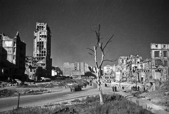 Plac Napoleona i wieżowiec Prudential w centrum Warszawy , 1947 , zdjęcie : Edward Falkowski / CFK / Forum