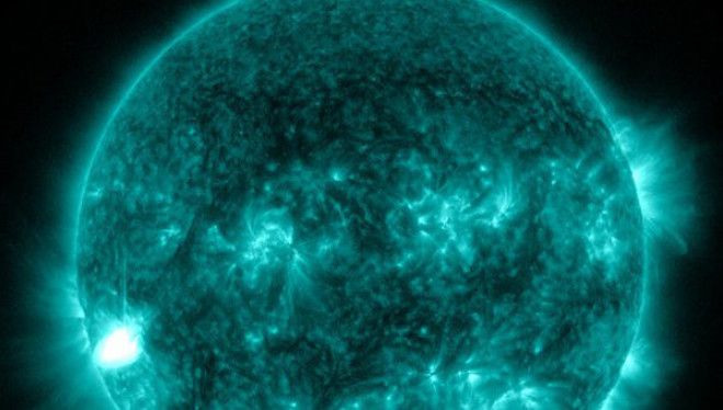 Картинки по запросу NASA запечатлело захватывающий снимок самой сильной солнечной вспышки за десятилетие после которой солнечный ветер обрушился на нашу планету