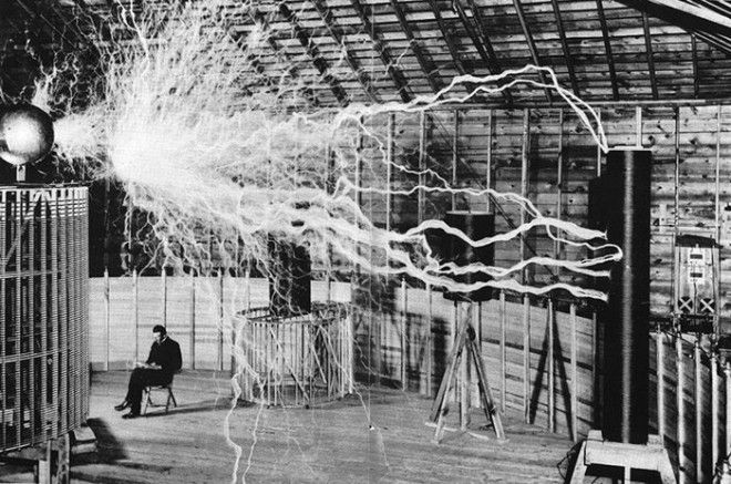 7 Никола Тесла сидит в своей лаборатории война история память