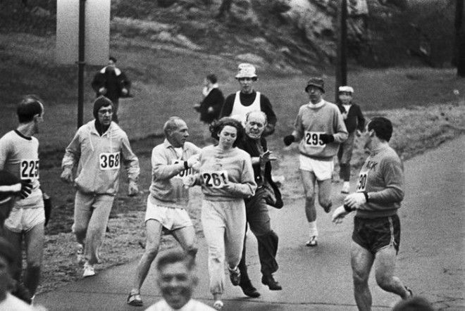 4 Организаторы бостонского марафона стараются остановить Кетрин Свитцер Кетрин стала первой женщиной выигрышей Бостонский марафон 1967г война история память