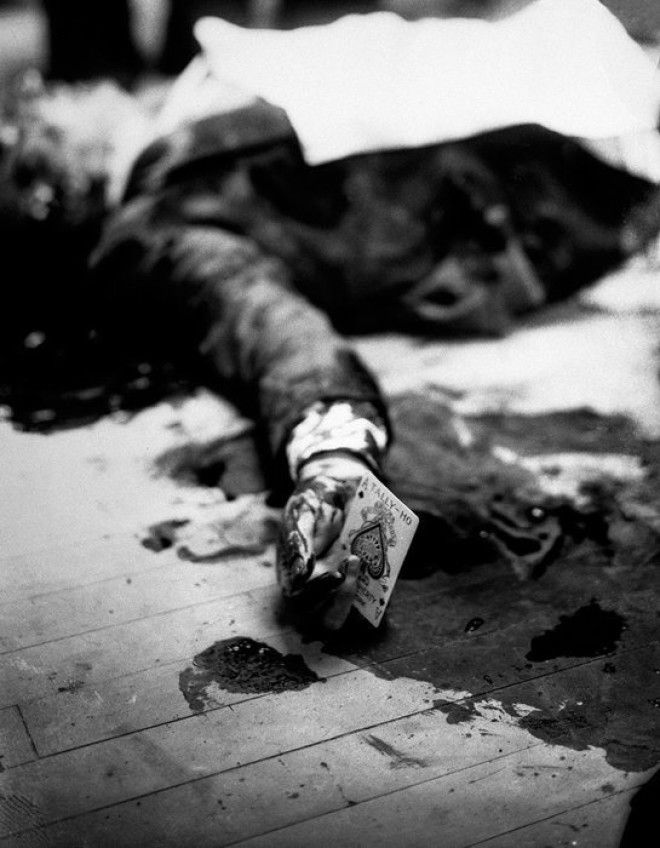 13 Мафиози убитый перед рестораном с игральной картой в руке война история память