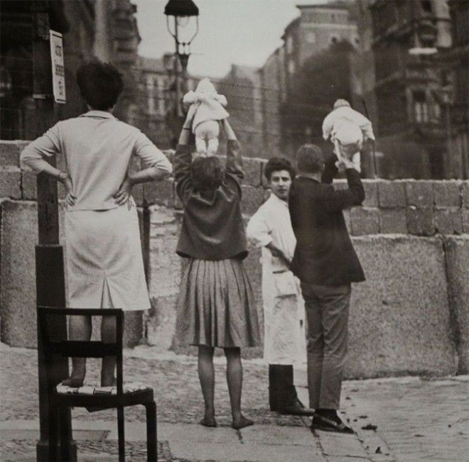 14 Жители западного Берлина показывают своих детей своим родителям живущим в восточном Берлине война история память