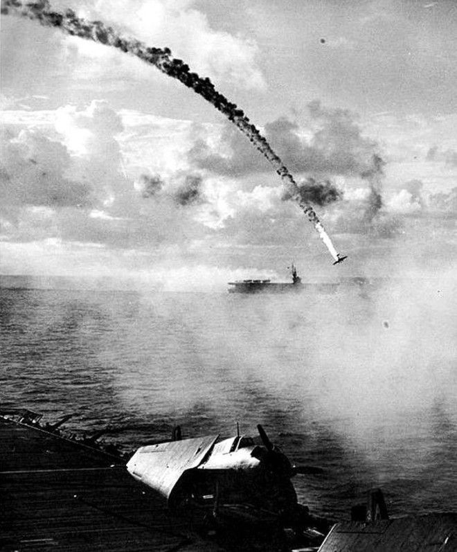 1. Сбитый японский самолет во время битвы за Сайпан, 1944 год война, война в воздухе, война в небе, вторая мировая война, исторические фото, первая мировая война