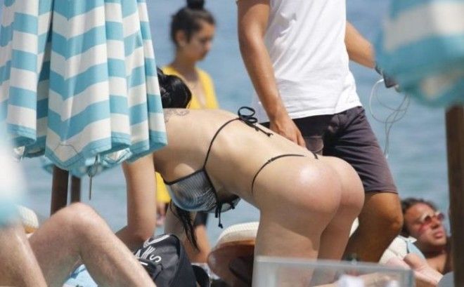 Порнозвезда выбралась на пляж и показала стремную задницу