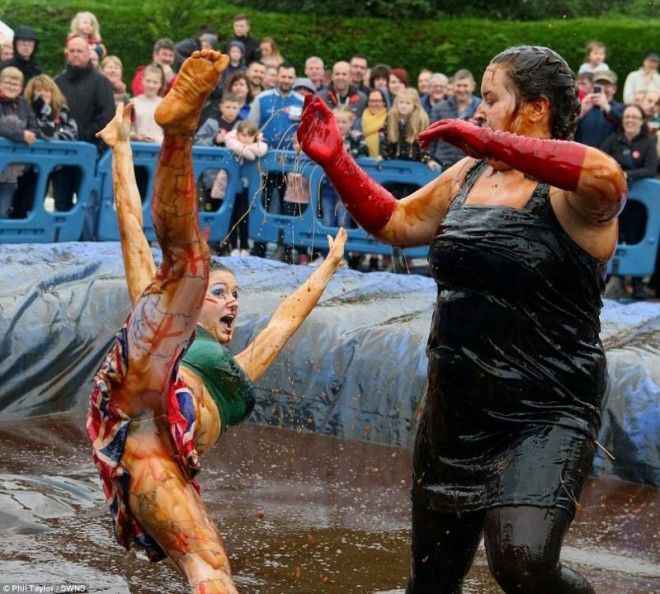 Зрелищный чемпионат по борьбе в грязи в Британии