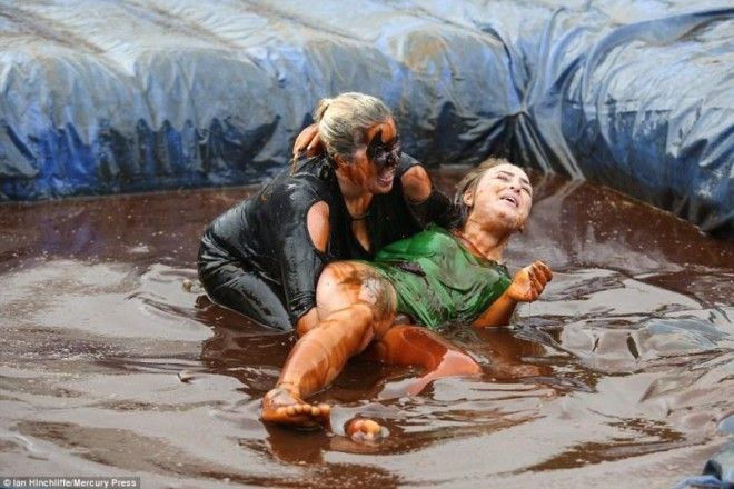 Зрелищный чемпионат по борьбе в грязи в Британии