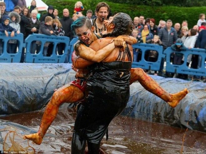 Зрелищный чемпионат по борьбе в грязи в Британии