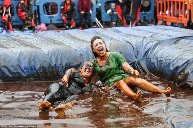 Зрелищный чемпионат по борьбе в грязи в Британии