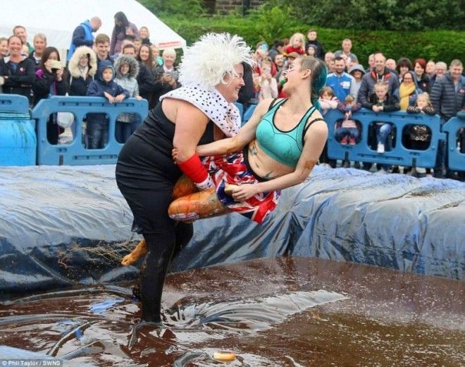 Зрелищный чемпионат по борьбе в грязи в Британии