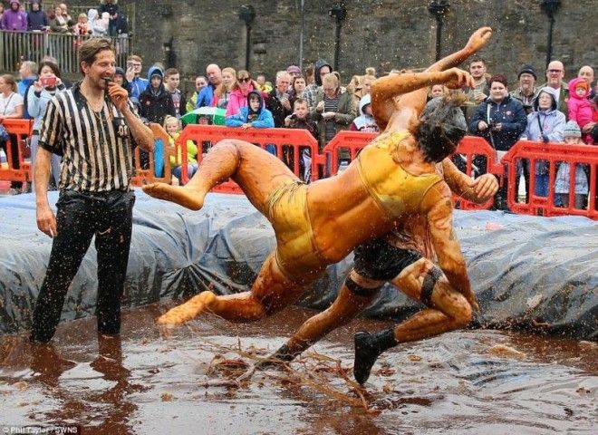 Зрелищный чемпионат по борьбе в грязи в Британии