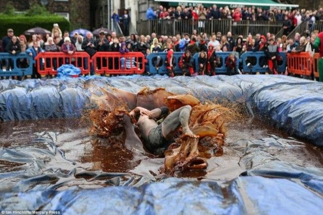 Зрелищный чемпионат по борьбе в грязи в Британии