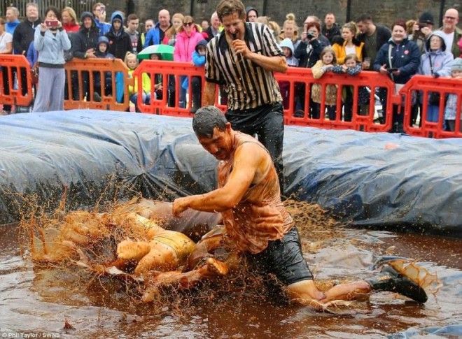 Зрелищный чемпионат по борьбе в грязи в Британии