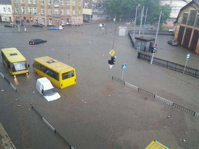 Львов в результате ливня улицы превратились в реки