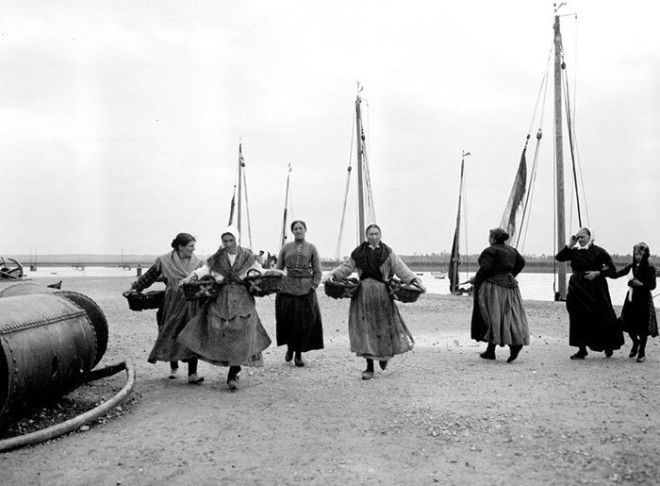 Женщины на берегу, Франция ХХ век, винтаж, восстановленные фотографии, европа, кусочки истории, путешествия, старые снимки, фото
