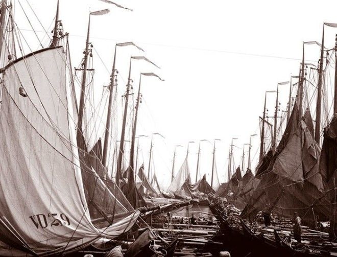 Рыбацкие лодки в Воллендаме, Голландия ХХ век, винтаж, восстановленные фотографии, европа, кусочки истории, путешествия, старые снимки, фото