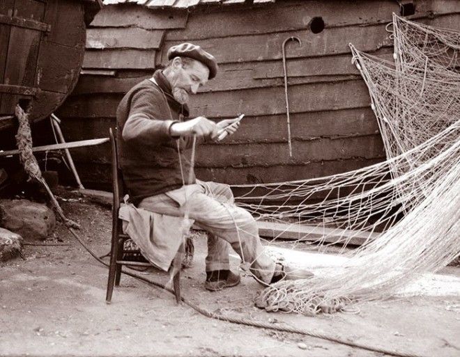 Французский рыбак чинит сети. Нормандия, Этрета ХХ век, винтаж, восстановленные фотографии, европа, кусочки истории, путешествия, старые снимки, фото