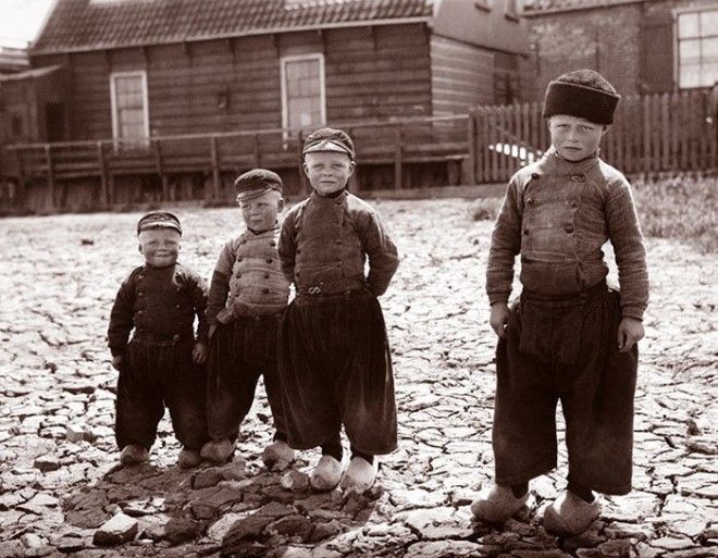 Мальчишки из Воллендама, Голландия ХХ век, винтаж, восстановленные фотографии, европа, кусочки истории, путешествия, старые снимки, фото