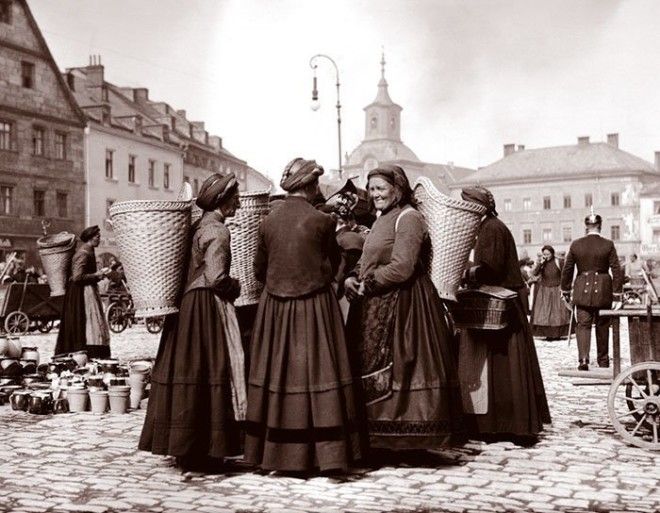 Женщины на рынке в Байройте, Германия ХХ век, винтаж, восстановленные фотографии, европа, кусочки истории, путешествия, старые снимки, фото