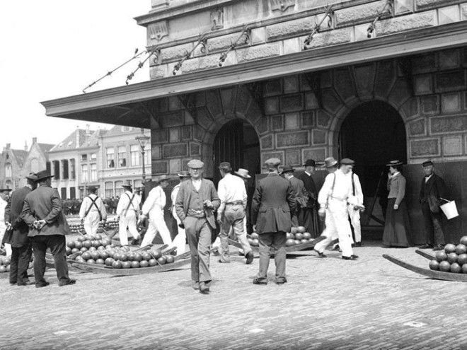 Сырнай рынок в Алкмааре, Голландия ХХ век, винтаж, восстановленные фотографии, европа, кусочки истории, путешествия, старые снимки, фото