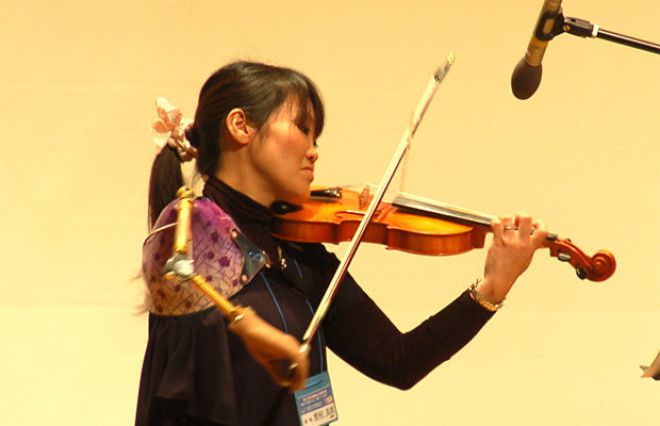 Японка с одной рукой виртуозно играет на скрипке