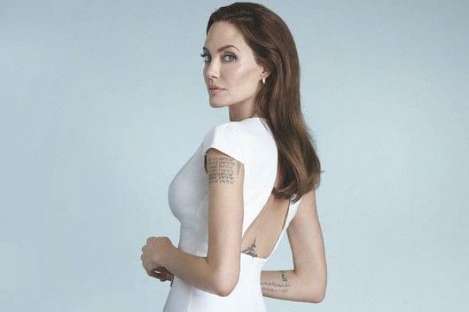 Анджелина Джоли — американская актриса, кинорежиссёр и сценарист, фотомодель, посол доброй воли ООН.Изысканная леди, отличная супруга красавчика Брэда Питта и хорошая мать шести детей