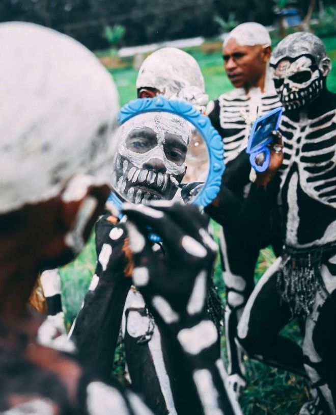 Боевые скелеты племени чимбу отрываются на фестивале