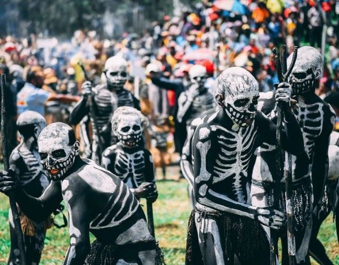 Боевые скелеты племени чимбу отрываются на фестивале