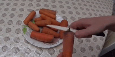 Как хранить морковь в холодильнике: Срежьте у сухой моркови кончики с обеих сторон