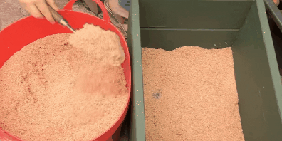 Как хранить морковь в ящиках: Выложите в деревянный или пластиковый ящик около 2 см песка