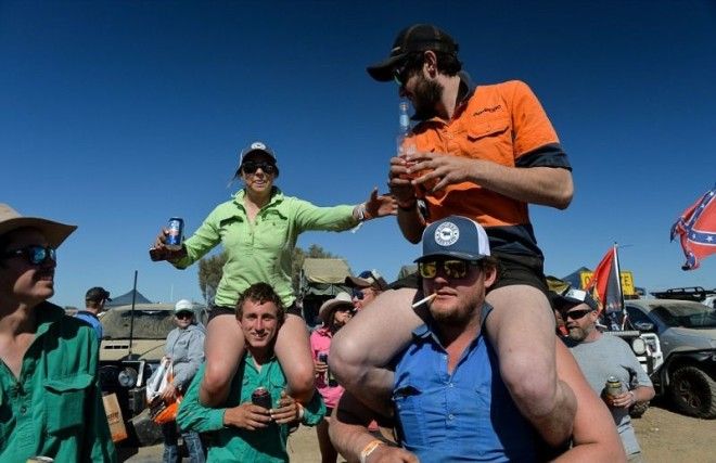 Веселый австралийский фестиваль с пивом, музыкой и голыми задницами