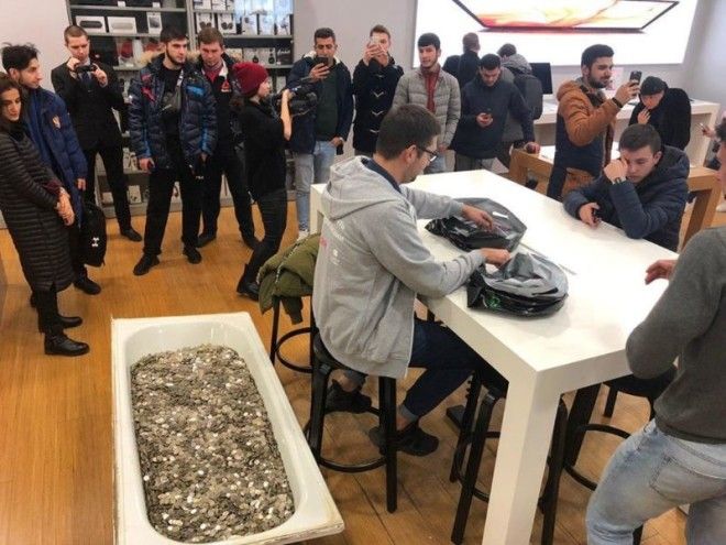 В московский магазин притащили ванну с мелочью весом 340 кг, чтобы купить iPhone XS