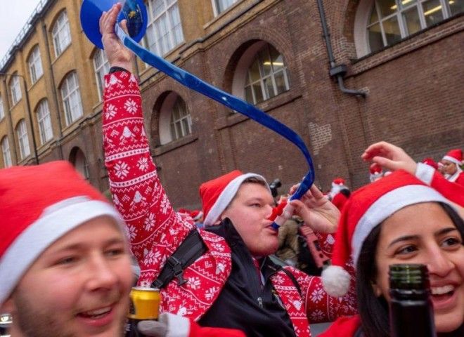 В Лондоне состоялась грандиозная попойка Санта-Клаусов