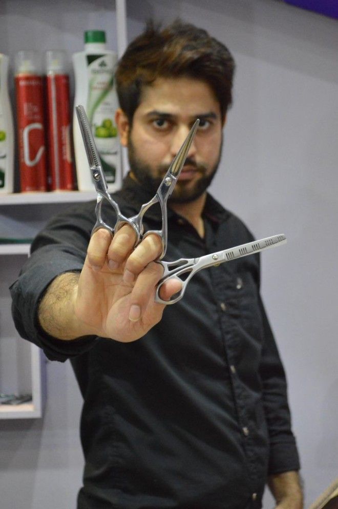 Парикмахер стрижет клиентов 27 парами ножниц одновременно