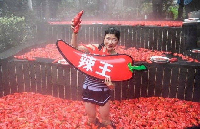 В конкурсе по поеданию острого красного перца победила 20-летняя девушка