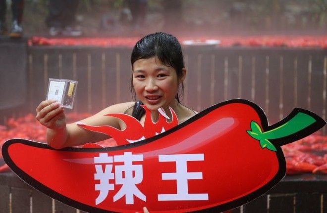 В конкурсе по поеданию острого красного перца победила 20-летняя девушка