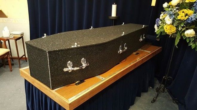 Гламурные гробы в глиттере для блестящих похорон