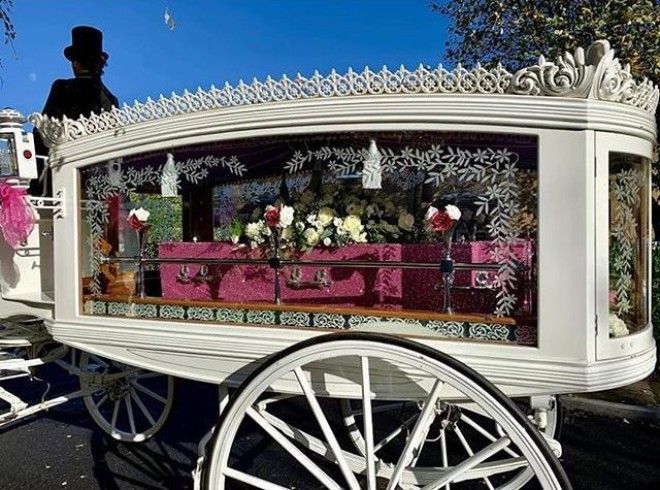 Гламурные гробы в глиттере для блестящих похорон