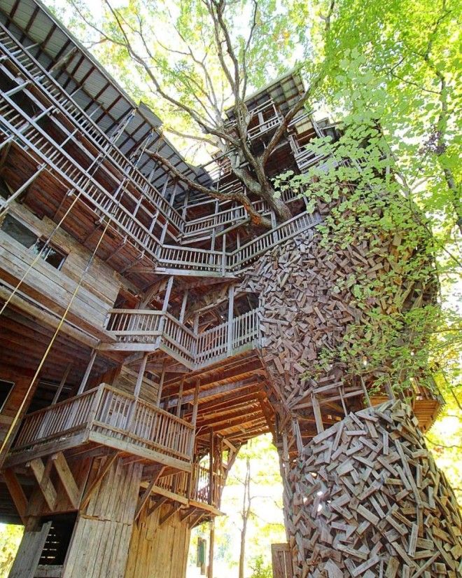 Священник построил 10-этажный дом на дереве с 80 комнатами