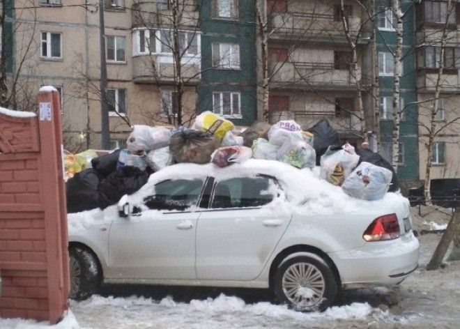 В Питере водителю культурно объяснили, что не нужно парковаться возле мусорных баков