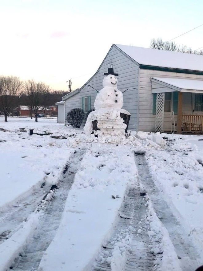 Хулиган попытался сбить огромного снеговика машиной и сильно пожалел об этом