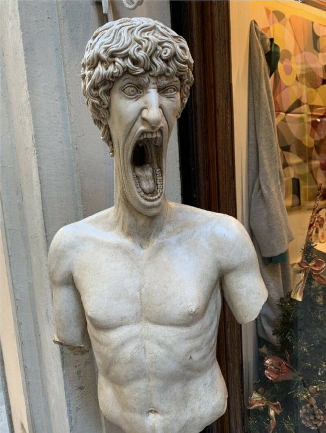 Кричащая статуя в Италии вызвала в сети творческий всплеск