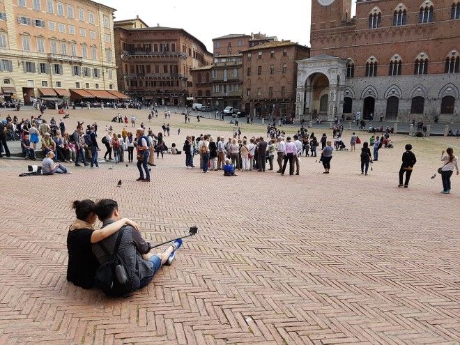 В Италии предлагают парней напрокат для селфи